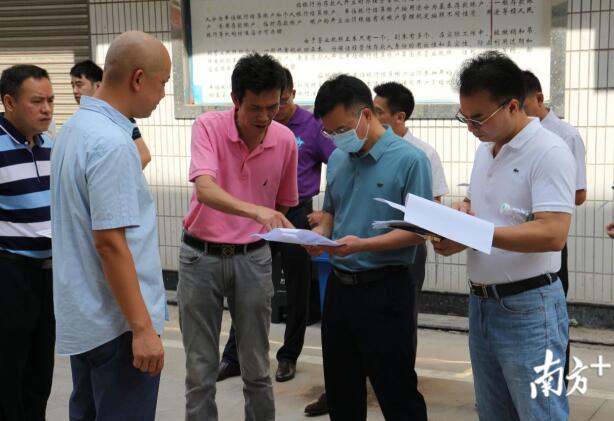 調(diào)研人員對(duì)位于站前路人民銀行東側(cè)的立體車(chē)庫(kù)進(jìn)行調(diào)研