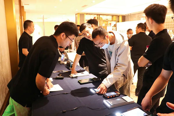出席開業(yè)活動的嘉賓正在體驗(yàn)熵基科技數(shù)智產(chǎn)品