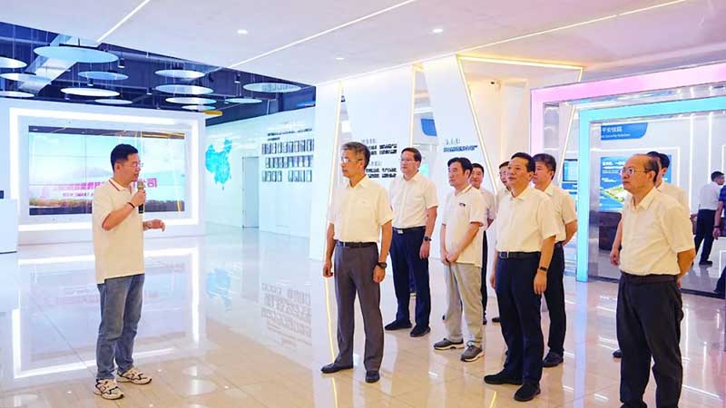 江西省委常委、常務(wù)副省長任珠峰蒞臨百勝智能調(diào)研。