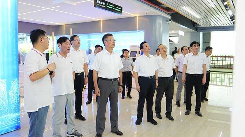江西省委常委、常務(wù)副省長任珠峰蒞臨百勝智能調(diào)研。