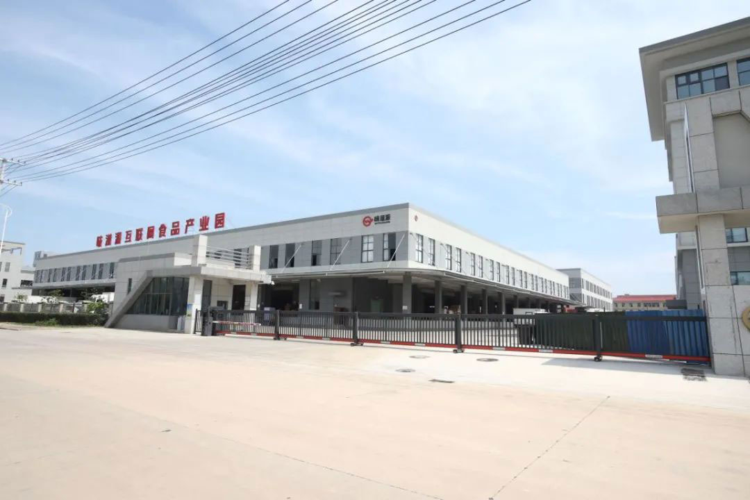 P806G智能直線段滑門(mén)+鋁合金廣告小門(mén)+直桿道閘+V18車(chē)牌識(shí)別