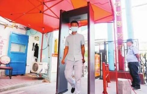 ?智能測(cè)溫安檢門來了 居民進(jìn)出更安心
