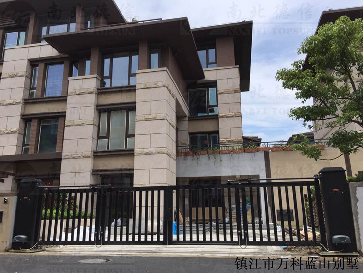 南北德信懸折門應(yīng)用在鎮(zhèn)江市萬科藍(lán)山別墅