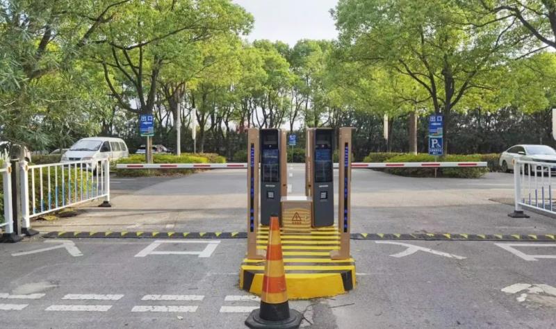 ?？低曋K某工業(yè)園區(qū)公共停車場