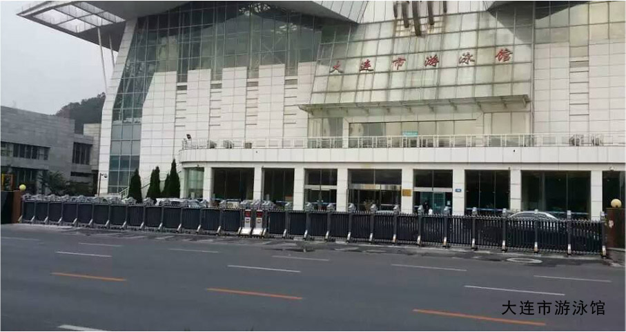 大連市游泳館伸縮門工程案例 - 中出網(wǎng)-智能出入口門戶
