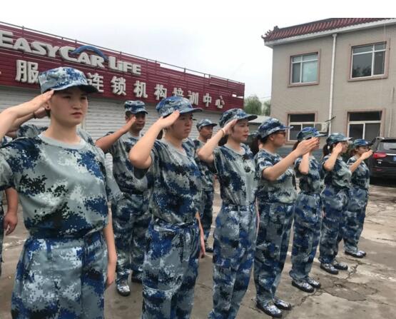 唱軍歌、站軍姿