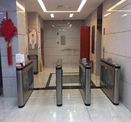 中國(guó)石化廣州分公司辦公大樓速通門擺閘門禁系統(tǒng)案例 - 中出網(wǎng)-智能出入口門戶