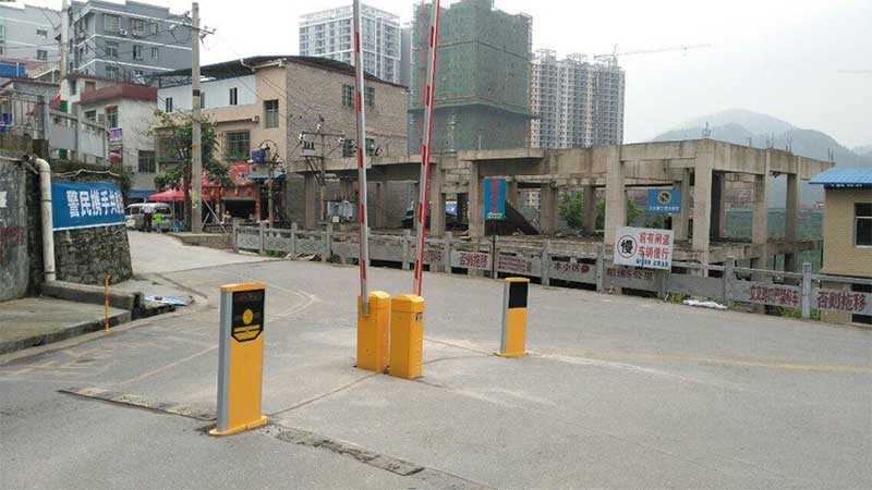 銅仁市全鑫小區(qū)中道閘案例 - 中出網(wǎng)-智能出入口門(mén)戶(hù)