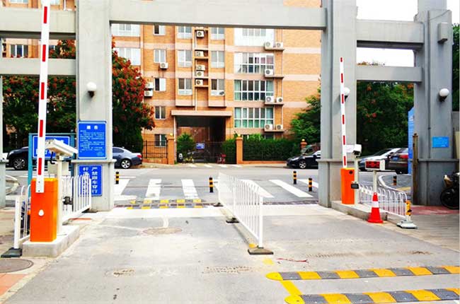 北京首華物業(yè)都市馨園智能車(chē)牌識(shí)別系統(tǒng)案例 - 中出網(wǎng)-智能出入口門(mén)戶
