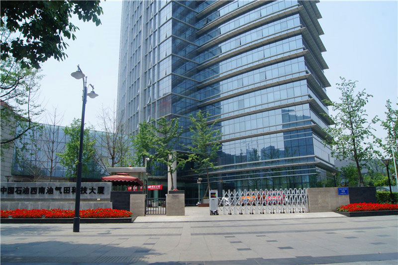 中國石油西南油氣田科技大廈伸縮門工程案例 - 中出網(wǎng)-智能出入口門戶