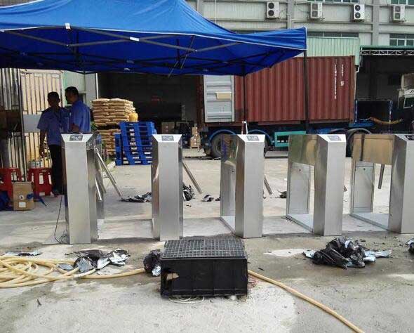廣東建榮電子塑膠有限公司通道閘案例 - 中出網(wǎng)-智能出入口門戶