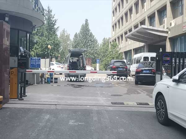 北京豐臺區(qū)金自天智能控制科技園停車場系統(tǒng)案例 - 中出網(wǎng)-智能出入口門戶