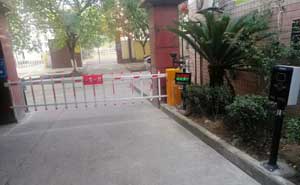 四川隆昌市東方花園車牌識別案例 - 中出網(wǎng)-智能出入口門戶