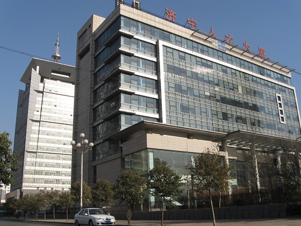 濟寧市人才大廈伸縮門案例 - 中出網(wǎng)-智能出入口門戶