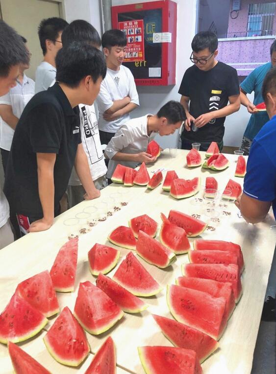 炎熱的午后，公司為大家準(zhǔn)備的“嘻瓜”趣味活動(dòng)