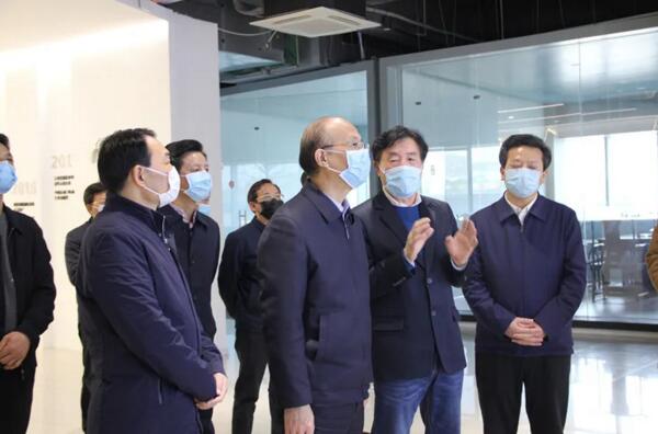 省委常委、副省長(zhǎng)吳曉軍聽取劉潤(rùn)根介紹公司“智慧工廠”建設(shè)