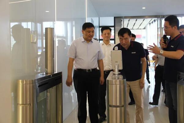 市委常委、市委組織部部長李鎮(zhèn)發(fā)一行在劉潤根董事長的陪同下參觀了形象展示廳