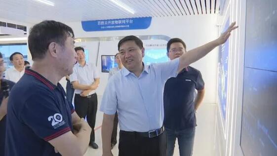 市委常委、市委組織部部長李鎮(zhèn)發(fā)詳細(xì)了解百勝基于出入口人車智慧管理的系統(tǒng)解決方案