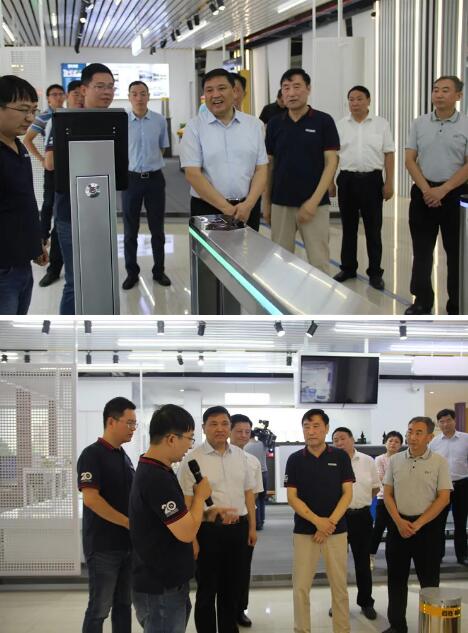 市委常委、市委組織部部長李鎮(zhèn)發(fā)詳細(xì)了解產(chǎn)品的特性、優(yōu)勢及應(yīng)用場景