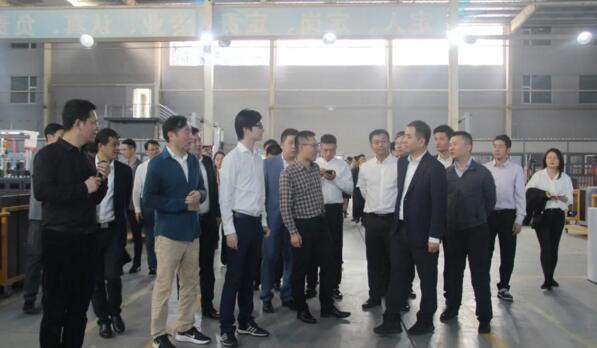江西省委、省青年企業(yè)家協(xié)會嘉賓一行實地考察百勝小藍(lán)制造基地生產(chǎn)車間