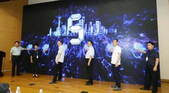  周?chē)?guó)青先生與各位領(lǐng)導(dǎo)共同啟動(dòng)青年創(chuàng)業(yè)者聯(lián)盟
