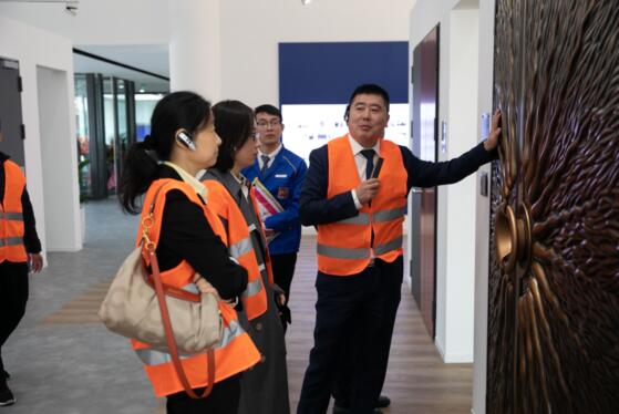 到場(chǎng)嘉賓在專業(yè)人員的引導(dǎo)下，進(jìn)行工廠和展廳參觀