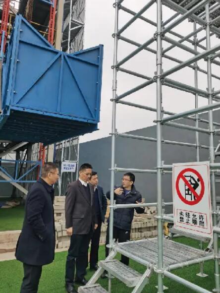 吳小弟書記等領(lǐng)導一行參觀了江蘇國強智能爬架、光伏支架、盤扣腳手架等產(chǎn)品的生產(chǎn)基地和新廠區(qū)建設(shè)現(xiàn)場