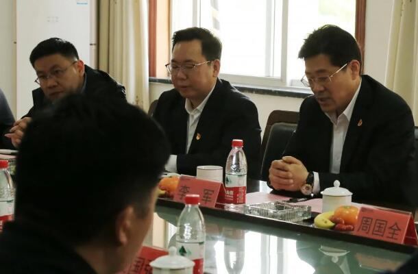 圖片中天鋼鐵集團(tuán)執(zhí)行董事、副總裁、黨委副書記、工會(huì)主席李軍致辭