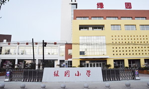 綠園小學(xué)伸縮門案例 - 中出網(wǎng)-智能出入口門戶