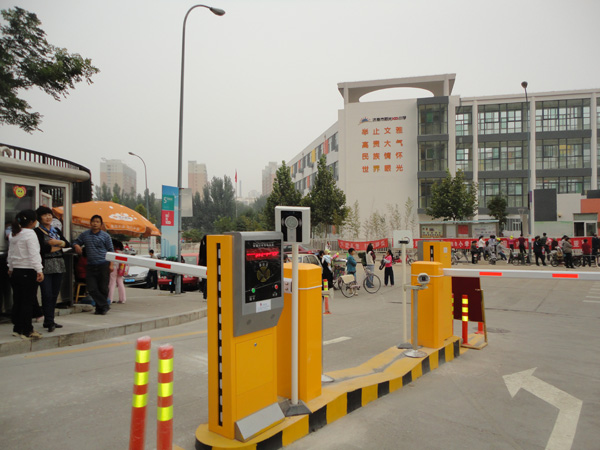 濟(jì)南市陽關(guān)小學(xué)道閘案例 - 中出網(wǎng)-智能出入口門戶
