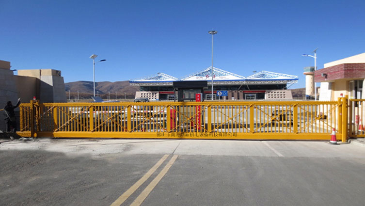 四川阿壩州紅原機場智能無軌懸浮門工程案例 - 中出網(wǎng)-智能出入口門戶