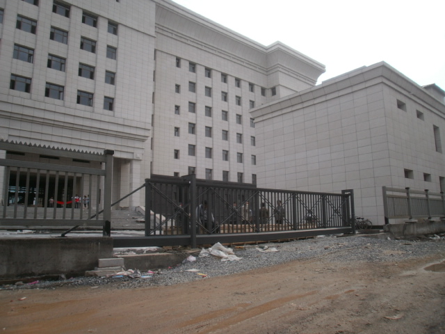 吉林省盤石市人民檢查院智能無(wú)軌懸浮門工程案例 - 中出網(wǎng)-智能出入口門戶
