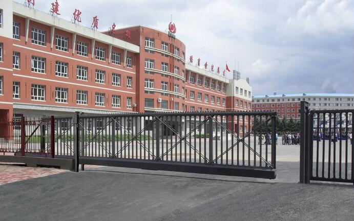 長(zhǎng)春市第二實(shí)驗(yàn)小學(xué)中學(xué)智能無(wú)軌懸浮門工程案例 - 中出網(wǎng)-智能出入口門戶