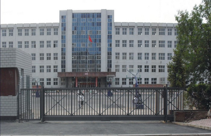 長(zhǎng)春市第一五三中學(xué)智能無(wú)軌懸浮門(mén)工程案例 - 中出網(wǎng)-智能出入口門(mén)戶