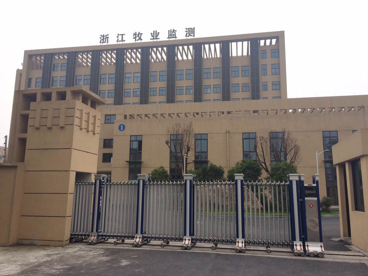 浙江牧業(yè)監(jiān)測智能安全伸縮平移門工程案例 - 中出網(wǎng)-智能出入口門戶