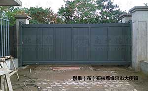 剛果大使管歐寶818LP智能安全伸縮平移門(mén)工程案例 - 中出網(wǎng)-智能出入口與停車充電門(mén)戶