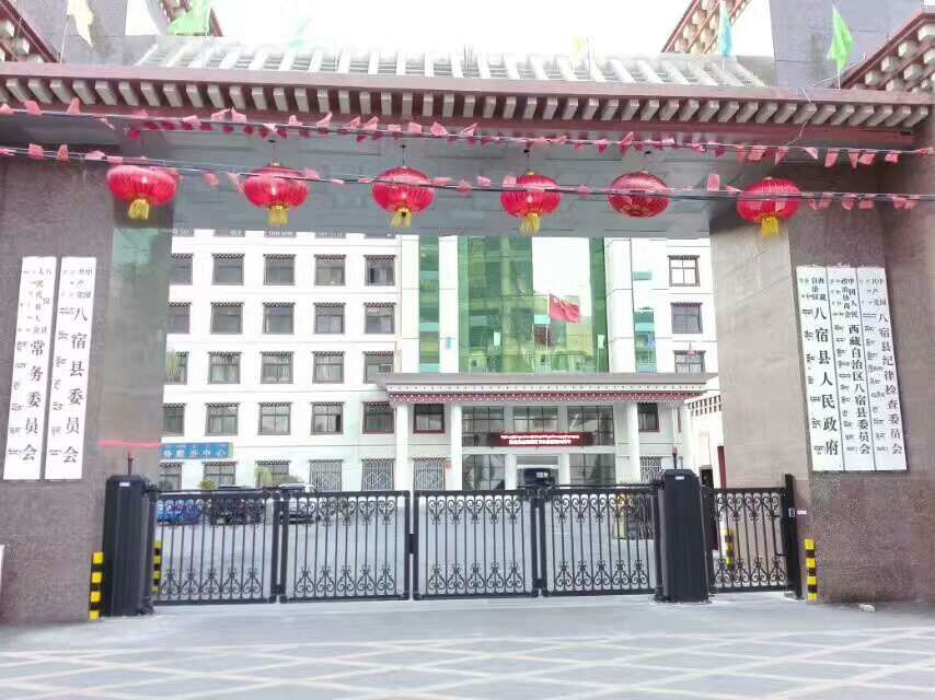 八宿縣人民政府智能懸折門工程案例 - 中出網(wǎng)-智能出入口門戶
