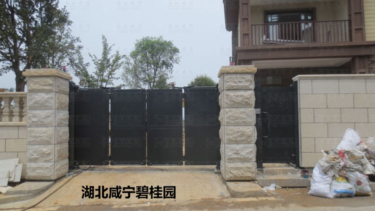 湖北咸寧碧桂園1-開(kāi)泰LP智能懸折門(mén)案例 - 中出網(wǎng)-智能出入口門(mén)戶
