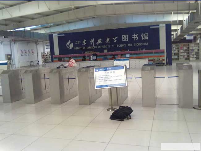 山東科技大學(xué)通道閘案例 - 中出網(wǎng)-智能出入口門(mén)戶(hù)
