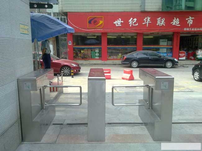 溫州黎明工業(yè)區(qū)26號(hào)對(duì)面世紀(jì)華聯(lián)超市通道閘案例 - 中出網(wǎng)-智能出入口門戶