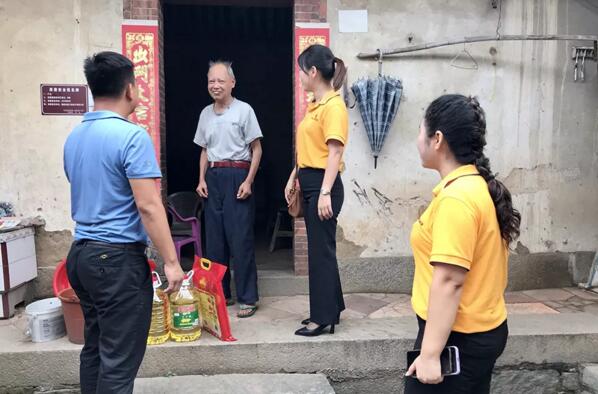 安麟公司重陽(yáng)節(jié)慰問(wèn)貧困老人