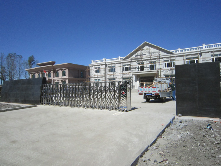 哈爾濱市大用鎮(zhèn)政府伸縮門工程案例 - 中出網(wǎng)-智能出入口門戶