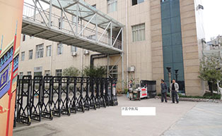 開(kāi)縣中醫(yī)院伸縮門工程案例 - 中出網(wǎng)-智能出入口門戶