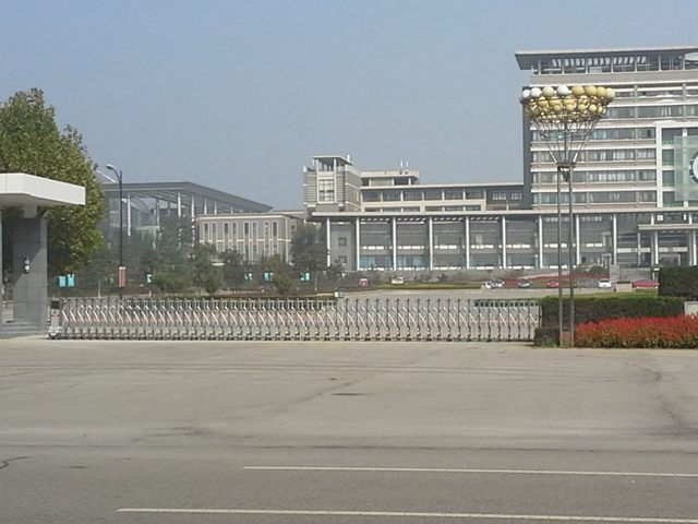 泰安泰山醫(yī)學(xué)院電動(dòng)伸縮門案例 - 中出網(wǎng)-智能出入口門戶