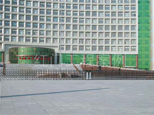 佳木斯人民政府伸縮門案例 - 中出網(wǎng)-智能出入口門戶
