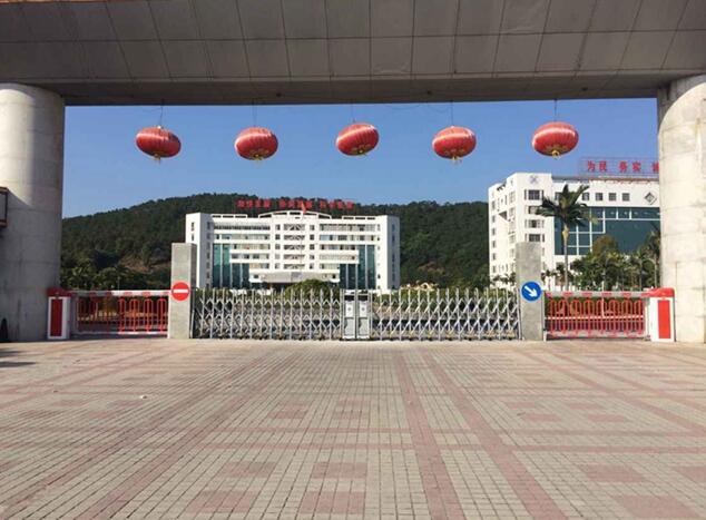肇慶市德慶縣人民政府伸縮門案例 - 中出網(wǎng)-智能出入口門戶