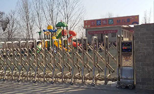 盛世昌?。蛻舭咐?-電動(dòng)伸縮門）——杉水生態(tài)幼兒園