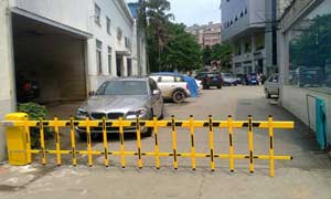 柳州市西江路寶馬4s店電動(dòng)?xùn)艡诘篱l案例 - 中出網(wǎng)-智能出入口門戶