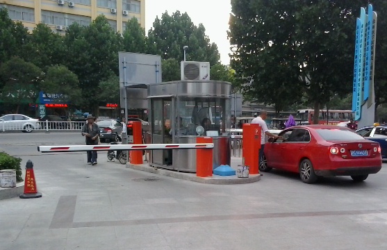 第一人民醫(yī)院西門停車場(chǎng)系統(tǒng)案例 - 中出網(wǎng)-智能出入口門戶