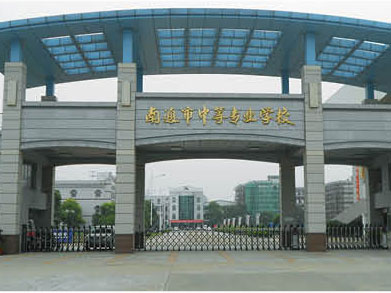 南通市中等專業(yè)學校伸縮門案例 - 中出網-智能出入口門戶